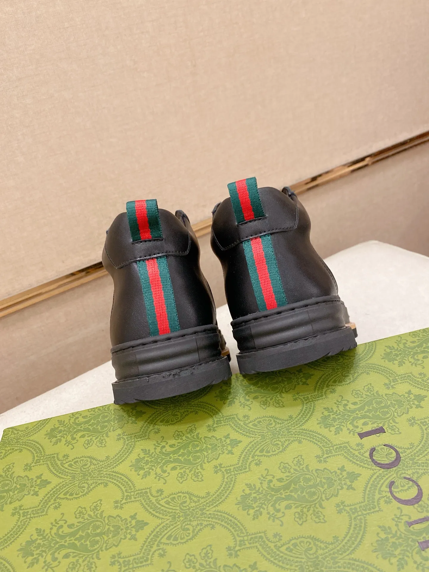 Factory price: 420💰 (GUCCI) The latest model from the official website🎁🎁Casual and fashionable men's shoes👟, hot style💥The version is simple and elegant, exclusive for trendy men. The unique latest brand elements from the official website👑Original Gucci decoration, fashionable and generous, the fabric is original cowhide ✅Mesh breathable lining, the official website specifies wear-resistant casual outsole, the classic model is taken in kind at the counter🎬38-44 (can be customized for 45 non-refundable)